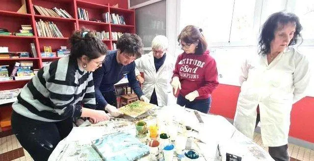 photo  les élèves découvrent le pouring painting, un art abstrait.  &copy;  le maine libre 