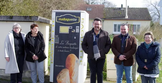 photo  mme mariette, yvonne pichon et des élus des deux communes.   &copy;  le maine libre 
