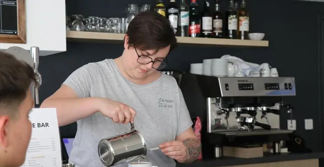 photo  ex-cheffe de cuisine dans un ehpad, émilie quarton a décidé de relever un nouveau challenge en prenant en main les destinées du tout nouveau café-restaurant-multiservices de cherré.  &copy;  ouest-france 