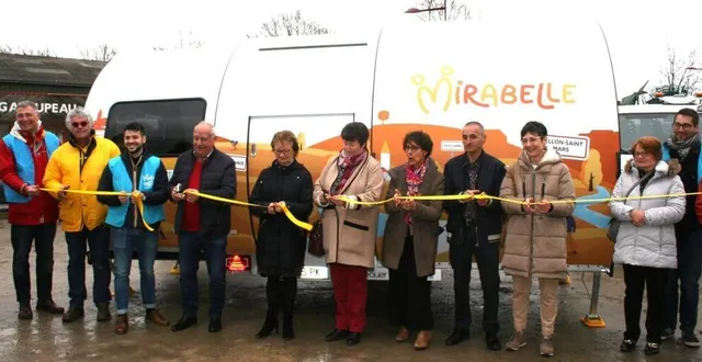 photo  nombreuses personnalités entourent la présidente annick gosnet, pour couper le traditionnel ruban.  &copy;  le maine libre 