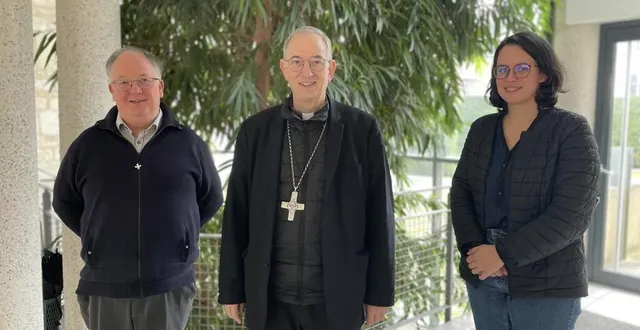photo  de gauche à droite : l’abbé philippe pottier, vicaire général, mgr bruno feillet, évêque de séez, violaine d’aillières, responsable de la communication du diocèse de séez.  &copy;  ouest-france 