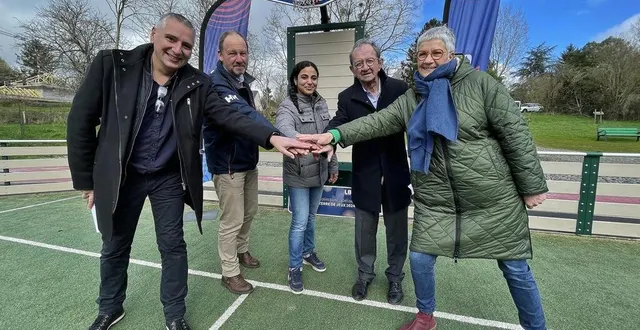photo  la karatéka sarthoise leïla heurtault, entourée des élus : paulo baptista, maire de brains-sur-gée, emmanuel duhamel, vice-président de lbn en charge du sport, daniel coudreuse, président de lbn, et béatrice louveau-quetel, adjointe au maire de brains-sur-gée.  &copy;  ouest-france 