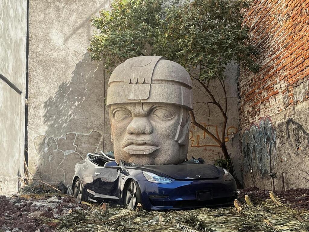 Une Tesla écrasée par une colossale sculpture : un artiste mexicain se ...