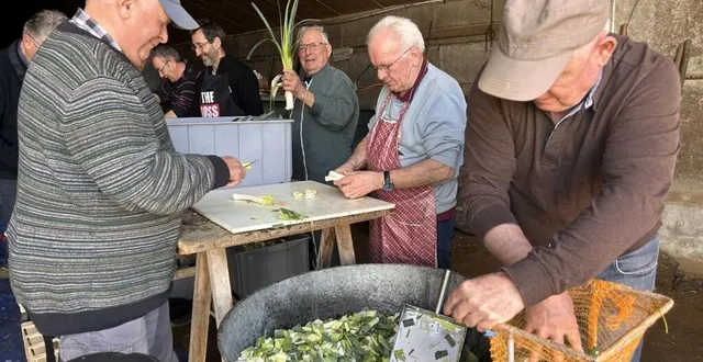 photo  pour préparer la 44e édition de la pot bouille, des dizaines de bénévoles ont découpé des kilos de légumes, dès le jeudi 14 mars 2024, à savigné-l’évêque (sarthe).  &copy;  ouest-france 