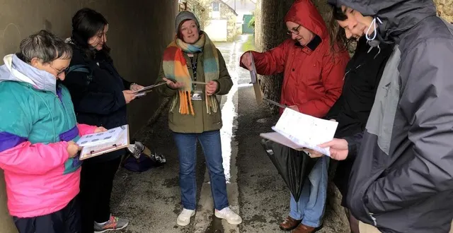 photo  nadège vivier, la guide-conférencière qui a conçu le jeu de piste d’écouché, accueille les participants qui ont bravé la pluie.  &copy;  ouest-france 