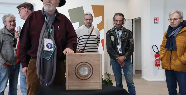 photo  patrick salètes, le secrétaire de l’association atelier malicot, n’est pas peu fier de poser à côté de la copie de la chambre photographique de nicéphore niépce, réalisée par des élèves du lycée raphaël-elizé de sablé-sur-sarthe.  &copy;  ouest-france 