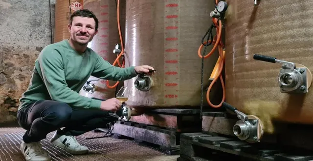 photo  théo lhommeau devant les cuves de cidre du domaine.  &copy;  ouest-france 