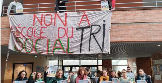 photo  l’équipe du collège jean-rostand dit « non » à la réforme des savoirs.  &copy;   co 