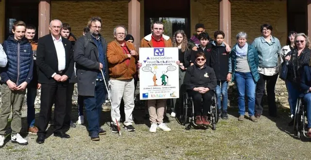 photo  les acteurs et partenaires du forum autour de romain gérard.  &copy;  le maine libre 