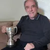 photo  john francis et l’une des coupes qu’il a remportées. 
