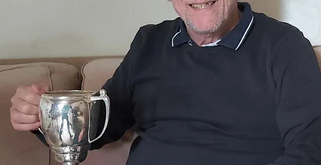 photo  john francis et l’une des coupes qu’il a remportées.  &copy;  le maine libre 