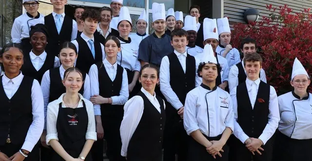 photo  l’équipe du lycée hélène-boucher en cuisine et en salle ce vendredi, avec leurs enseignants.  &copy;  ouest-france 