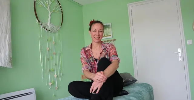 photo  marie-thomas dans son cabinet situé dans la campagne de précigné.  &copy;  ouest-france 