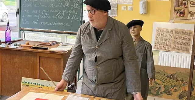 photo  thierry leroyer, président de l’amicale des écoles publiques de la flèche et instituteur, venu présenter son musée itinérant et théâtralisé à la salle des fêtes de thorée-les-pins, vendredi 15 mars 2024.  &copy;  ouest-france 