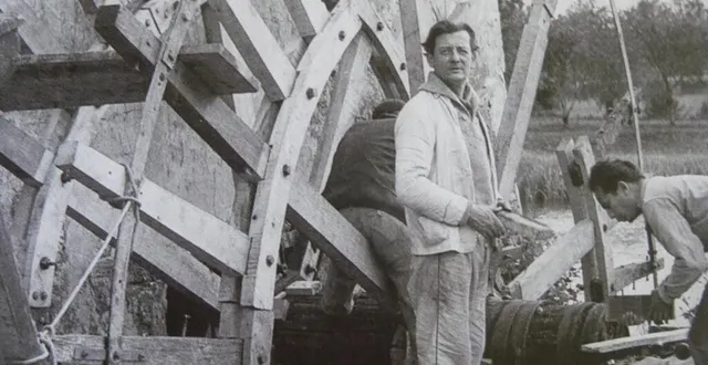 photo  marcel pagnol devant la roue du moulin d’ignières, à parcé-sur-sarthe, qu’il avait lui-même restaurée.  &copy;  collection privée 