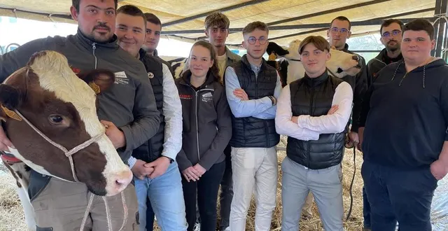 photo  les ja entourent les deux étudiants à l’initiative du comice, yanaël peuvion et elliot bourgeais.  &copy;  le maine libre 