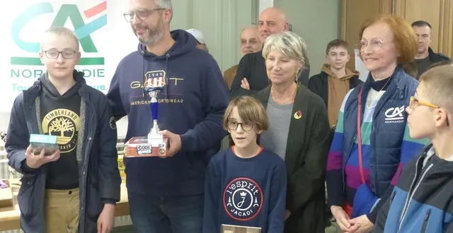 photo  des cadeaux et des coupes pour les meilleurs joueurs, quel que soit l’âge.  &copy;  le maine libre 