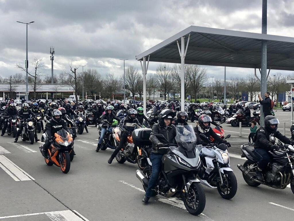 Plusieurs centaines de deux roues dans le cortège de Toutes en moto, à