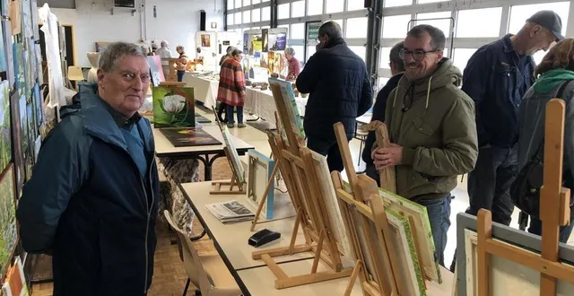 photo  henri serais (à gauche), 90 ans, peint depuis quarante ans. il a échangé avec emmanuel gilbert, venu dimanche en voisin au salon, mais aussi en connaisseur puisqu’il peint aussi mais n’a jamais exposé.  &copy;  ouest-france 
