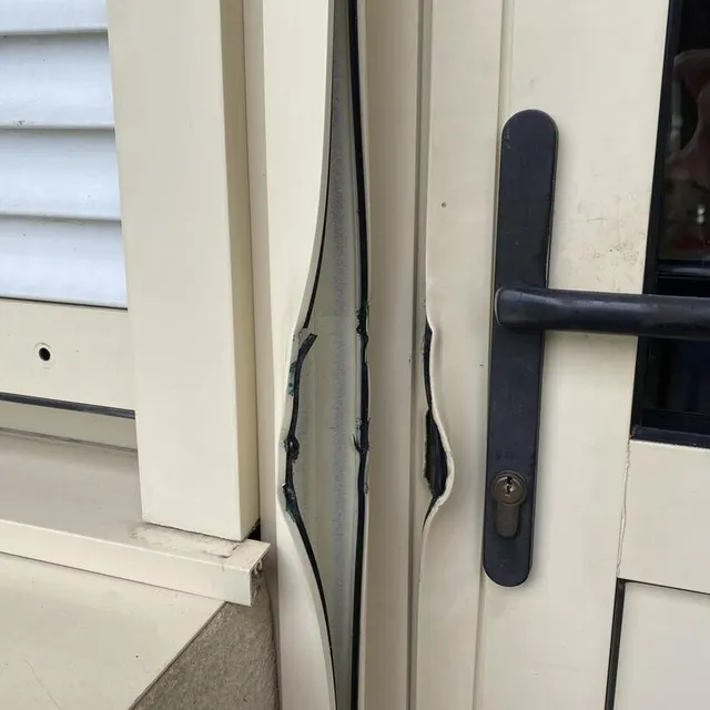 photo la porte de la salle des fêtes de thorée-les-pins a été dégradée.  ©  ouest-france