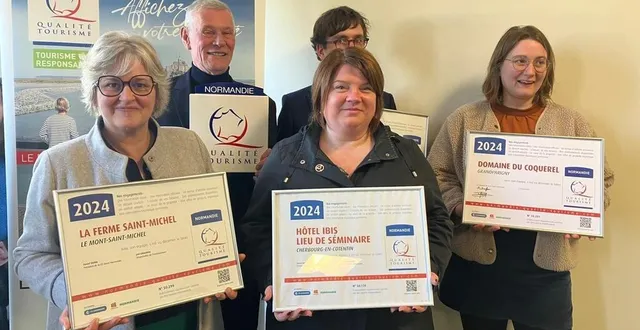 photo  une partie des onze nouveaux labellisés normandie qualité tourisme présents à la remise des diplômes à prévithal de donville-les-bains (manche).  &copy;  ouest-france 