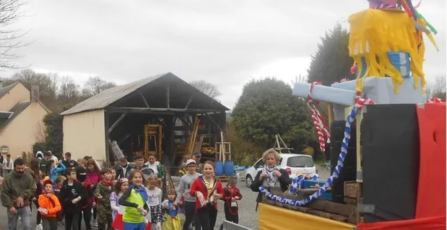 photo  tout le monde suit monsieur carnaval.  &copy;  ouest-france 