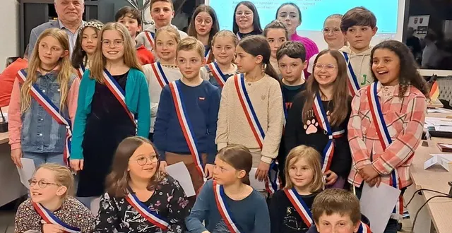 photo  les jeunes élus du conseil ont reçu leurs écharpes et assisté au début de la séance du conseil municipal.  &copy;  ouest-france 