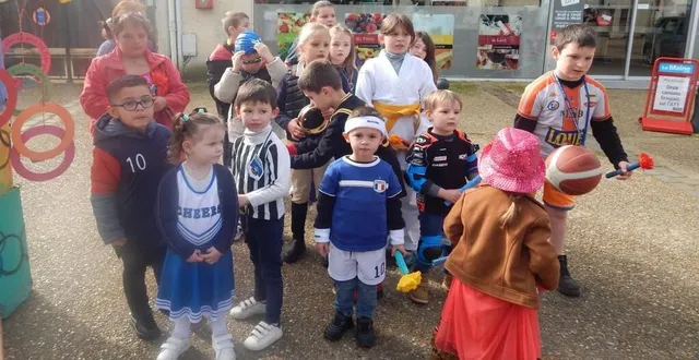 photo  après le défilé, les enfants ont chanté sur la place de l’église.  &copy;  le maine libre 