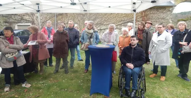 photo  les visiteurs sont venus écouter des poèmes de racan, avant de visiter sa maison natale.  &copy;  le maine libre 