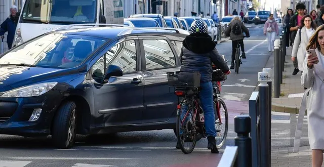 photo  angers, le 15 mars 2024. au croisement avec la rue chateaugontier, les voitures oublient souvent de regarder du côté des vélos.  &copy;  co – laurent combet 