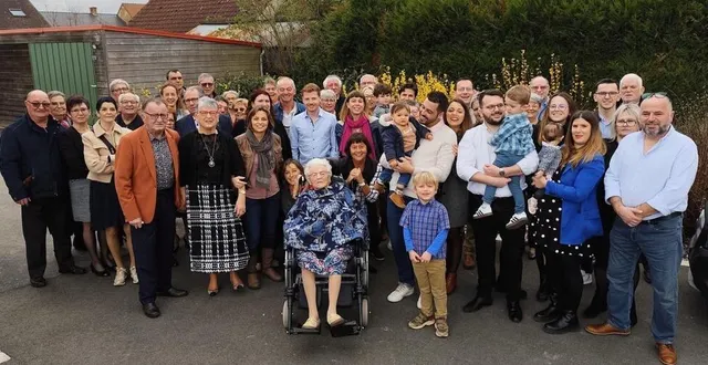 photo  berthe hubert (en fauteuil roulant) et sa descendance, composée de deux enfants, six petits-enfants, quatre arrière-petits-enfants et huit arrière-arrière-petits-enfants.  &copy;  le maine libre 