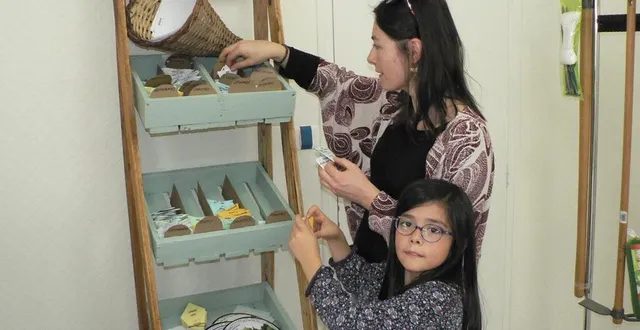 photo  anne le bon, directrice de la médiathèque et sa fille maëlle, 8 ans, choisissent des graines pour leur jardin.  &copy;  ouest-france 