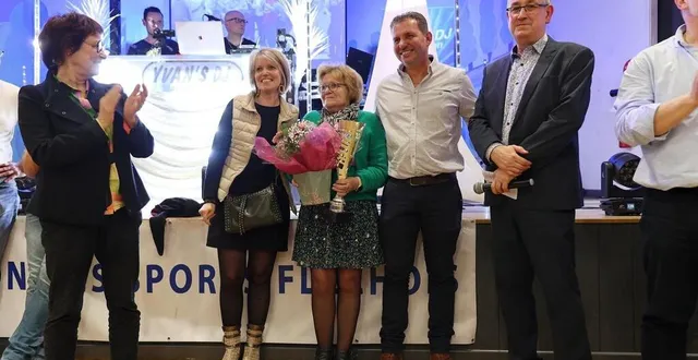 photo  le président de l’usf, jean-marc turgné, a remis à mireille guérineau, de la section handball, l’oscar d’honneur 2024, « une bénévole de tous les instants. »  &copy;  usf 