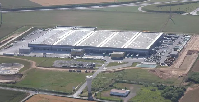 photo  la plate-forme logistique districo agrial à sarceaux, devant laquelle passe la route départementale 2.  &copy;  archives 