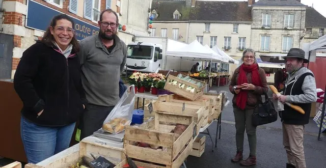 photo  david et lætitia sont sur le marché tous les lundis matin avec des légumes, des fruits mais aussi des plants  &copy;  ouest-france 