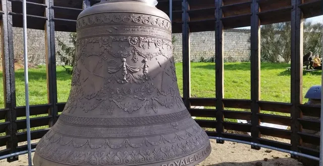 photo  la cloche julie est installée sur la colline des jardins de l’abbaye de fontevraud.  &copy;  co – rémi tricault 