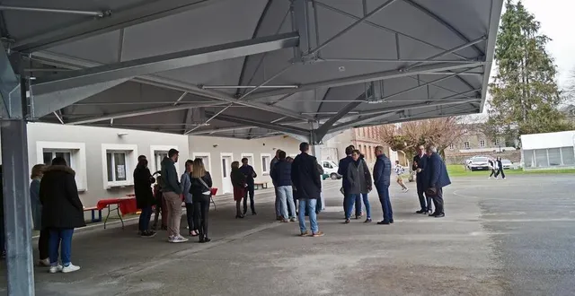 photo  les préaux ont été installés dans la cour.  &copy;  ouest-france 