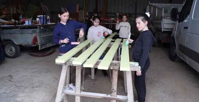 photo  une partie des huit élus était présente pour cet atelier peinture des « bancs de l’amitié », samedi 16 mars 2024.  &copy;  ouest-france 