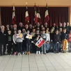 photo  remise du drapeau aux élèves de monts-sur-orne par le souvenir français. 