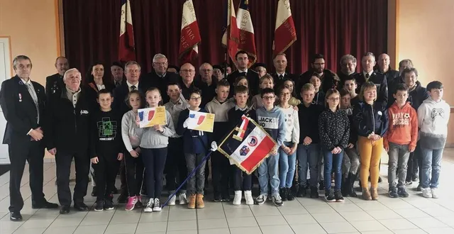 photo  remise du drapeau aux élèves de monts-sur-orne par le souvenir français.  &copy;  dr 