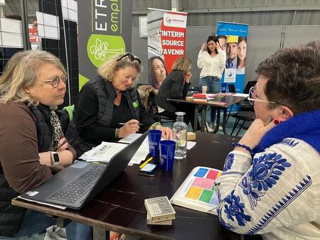 photo Pendant trois heures, les candidats à un emploi ont pu s’adresser à un ou plusieurs des 99 stands du salon organisé à la Cité des sports de Granville (Manche), vendredi 15 mars 2024. Ouest-France 