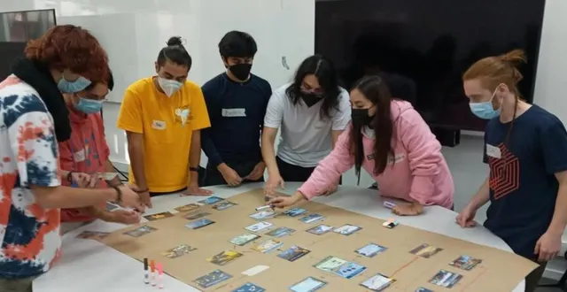 photo  des participants au cours d’un atelier.  &copy;  la fresque du climat 