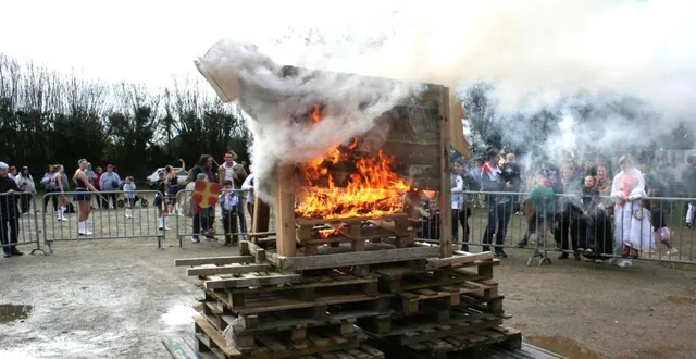 photo  c’est en musique que le cheval de troie a brûlé sous les yeux des petits et des grands.  &copy;  le maine libre 