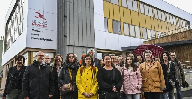 photo  une partie des médecins et des paramédicaux qui investiront la maison de santé pluridisciplinaire. trois autres verront le jour dans les prochaines années, deux au mans (villaret, quartiers sud), une autre à coulaines.  &copy;  photo le maine libre - denis lambert 