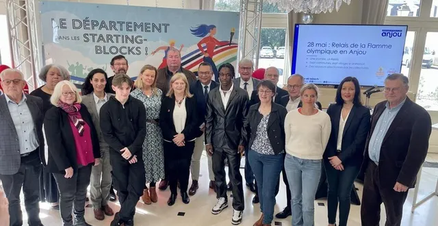photo  angers, le 18 mars. les élus des communes situées sur le passage de la flamme olympique et quelques-uns des porteurs désignés pour la convoyer se sont retrouvés au siège du conseil départemental.  &copy;  co 