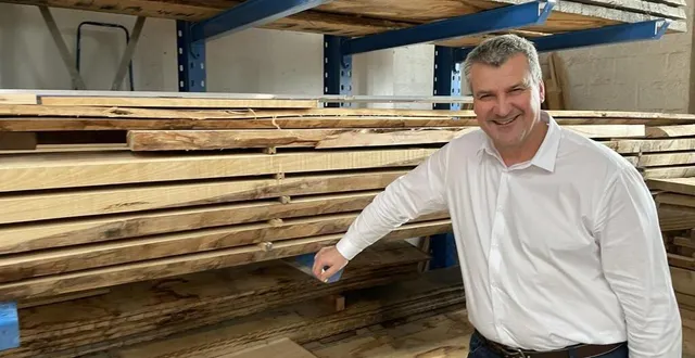 photo  thierry james est devenu le premier salarié de la menuiserie marc-chalufour le 19 mars 1984.  &copy;  ouest-france 