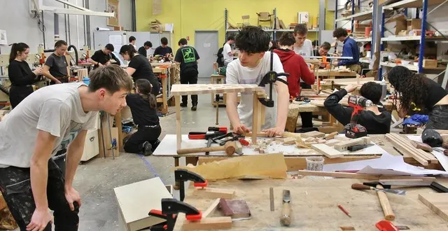photo  les élèves du concours ébénisterie du rotary club sabolien au travail dans l’atelier du lycée raphaël-élizé, mercredi 13 mars 2024.  &copy;  ouest-france 
