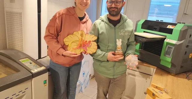 photo  alexandrine et emmanuel fouchard présentent quelques-unes de leurs créations dans l’atelier.  &copy;  le maine libre 