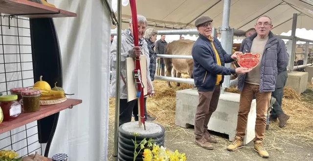 photo  samedi, lors du concours d’animaux à viande, pierre léger, l’ancien président a assuré la transition avec bernard nicolas (à droite), son successeur.  &copy;  le maine libre 