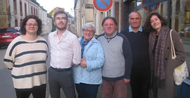 photo  de gauche à droite: aude blin, enzo l’hermitte-charpentier (service civique), martine barbière, laurent dutertre, didier duvaldestin (maire), céline gunes (responsable de l’association insite).  &copy;  ouest-france 